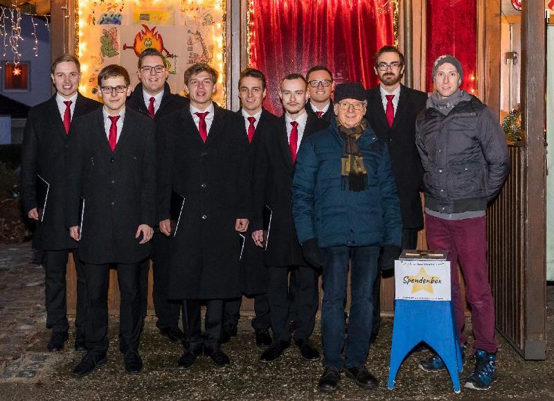 Es wurde der angekündigte Höhepunkt des Lebendigen Adventskalender 2019 – das Weihnachtskonzert des Vokalensembles 1Klang. Es geriet zu einem spirituellen Erlebnis, das berührte und bestärkte, beseelte und bewegte, auf den Herrn zu warten, um ihn den Weg zu bereiten. Mit den Sängern im Bild der Vorsitzende des Gewerbeverbandes Alfred Härtl (3.v.r.) und Michael Meier (r.), der Vorsitzende des Heimat- und Trachtenvereins. - Foto von Werner Schulz