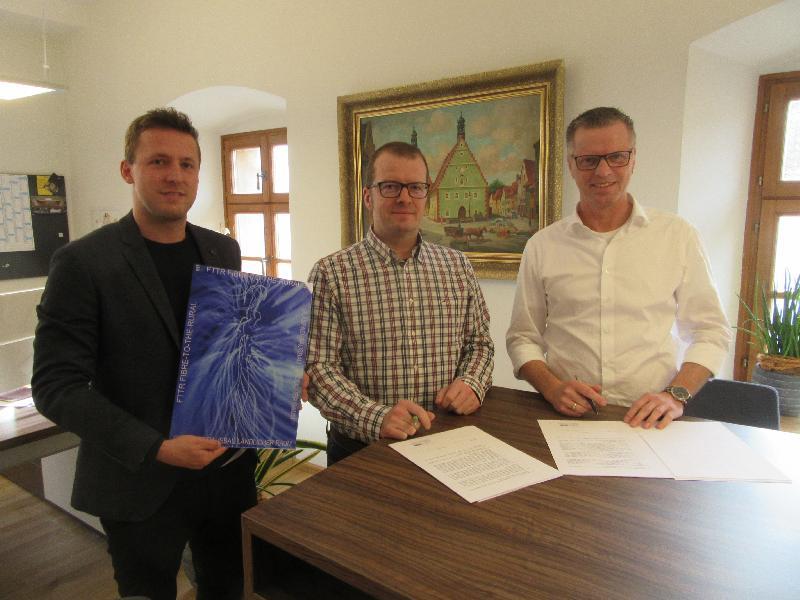 Sebastian Krysa, Breitbandberatung Bayern GmbH  , Markus Jobst, JOBST DSL Amberg, Hermann Falk, Erster Bürgermeister unterzeichneten den Kooperationsvertrag zur Breitbandförderung für die Schule Ehenfeld und den Ortsteil Kindlas. - Foto von Gerhard Fleischmann