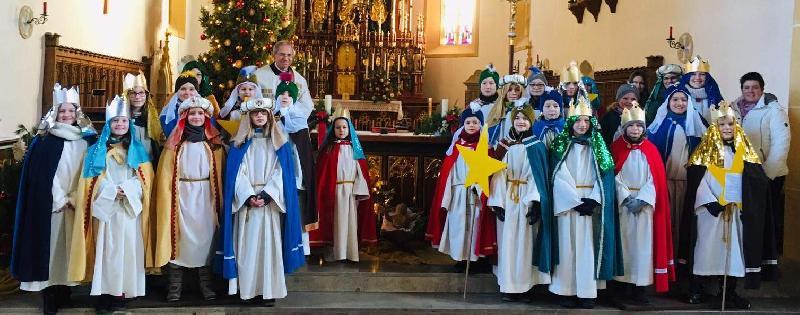 Am Donnerstag und Freitag waren die Sternsinger im Hirschauer Stadtgebiet sowie in Weiher bzw. Krickelsdorf - unter dem Leitwort „Segen bringen, Segen sein. Frieden! Im Libanon und weltweit!“ von Haus zu Haus unterwegs. Gemeindereferentin Barbara Schlosser (r.) hatte sie auf ihre Aufgabe vorbereitet, bevor sie von Pfarrer Johann Hofmann (hinten l.) ausgesandt wurden. - Foto von Werner Schulz