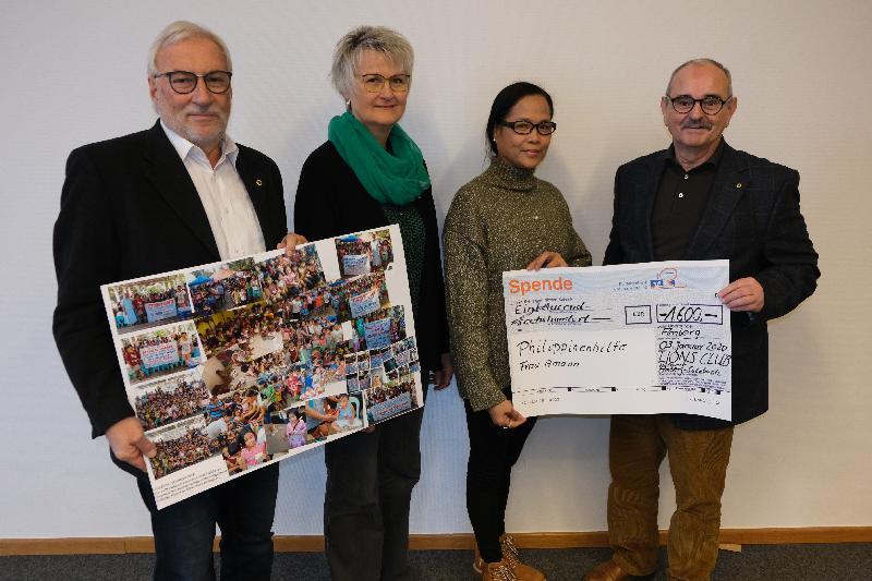 Eine Spende in Höhe von 1.600 Euro durfte Marilou Amann (Zweite von rechts) von Vertretern des Lions-Clubs Amberg-Sulzbach entgegennehmen. Es sind dies von links Clubpräsident Peter Rückerl mit einer Fotodokumentation der Philippinenhilfe, die Vorsitzende des Lions-Hilfswerks, Dr. Marita Sagstetter, und Schatzmeister Hans Fürnkäs. - Foto von Uschald