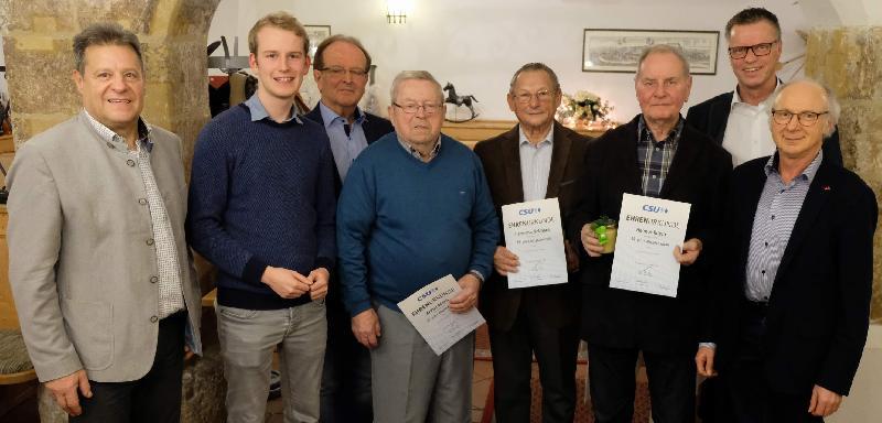 Bei der Jahresabschlussfeier der CSU-Ortsverbände Hirschau, Ehenfeld und Massenricht, der Frauen Union und Jungen Union wurden verdiente Mitglieder des Ortsverbandes Hirschau für ihre Treue zur CSU geehrt. V. l.: 3. Bürgermeister Peter Leitsoni, Ortsvorsitzender Florentin Siegert, Fraktionsvorsitzender Dr. Hans-Jürgen Schönberger, Arthur Gleich (45 J.), Ex-Stadtrat Hermann Gebhard, Altbürgermeister Helmut Rösch (beide 55 J.), Bürgermeister Hermann Falk und Ex-Stellv. Bürgermeister Alfred Härtl (20 J.). - Foto von Werner Schulz