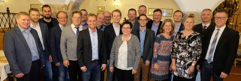 Mit einer guten Mischung aus erfahrenen Kommunalpolitikern und jungen Kräften werben die Hirschauer CSU-Verbände bei den Stadtratswahlen 2020 um das Vertrauen der Bürger. 
V. l.: Martin Merkl, Christian Gnan, Mario Rauscher, Dr. Hans-Jürgen Schönberger, Peter Leitsoni, Sandro Gärtner, Manuel Falk, Werner Weigl, Dieter Kohl, Florentin Siegert, Bärbel Birner, Hermann Gebhard, Andreas Falk, Josef Luber (dahinter), Martin Meier, Gertrud Siegert, Ludwig Koller, Michaela Meier, CSU-Kreisvorsitzender MdL Dr. Harald Schwartz und Bürgermeister Hermann Falk.
 - Foto von Werner Schulz