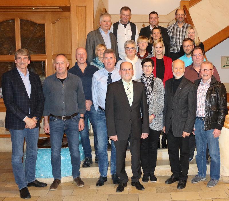 Mit kompetenten und engagierten Fachleuten zieht die Hirschauer SPD in den Kommunalwahlkampf im März 2020:
Im Bild von links vordere Reihe: Landratskandidat Michael Rischke, Wolfgang Bosser, Günther Bauer, Bürgermeisterkandidat Josef Birner, Hildegard Gebhardt, Günther Amann, Rudolf Wild
2. Reihe: Franz Dirner, Claudia Stein, Nicole Herrmann, Christoph Weih, Wolfgang Thomsen.
3. Reihe: Evelyn Högl, Elisabeth Böller-Kielhorn, Ersatzkandidatin Sandra Heinz, Claudia Bosser
Hintere Reihe: MdL a.D. Reinhold Strobl, Josef Biller, SPD-Kreisvorsitzender Uwe Bergmann, Michael Högl
 - Foto von Amann Günther