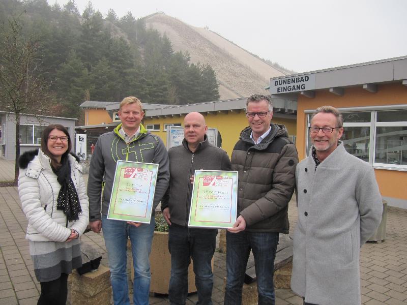 Über die begehte Auszeichnung Campsite Award freuen sich von links Sandra Hüttner zustandig für Tourismus bei der Stadtverwaltung, Andreas Gebhardt Betriebsleiter des Freibads, Christian Reil, 2.Vorsitzender des Skiclubs Monte Kaolino, 1.Bürgermeister Hermann Falk und Wolfgang Schwarz, Geschäftsführer der vom SCMK betriebenen Atttraktionen. - Foto von Gerhard Fleischmann