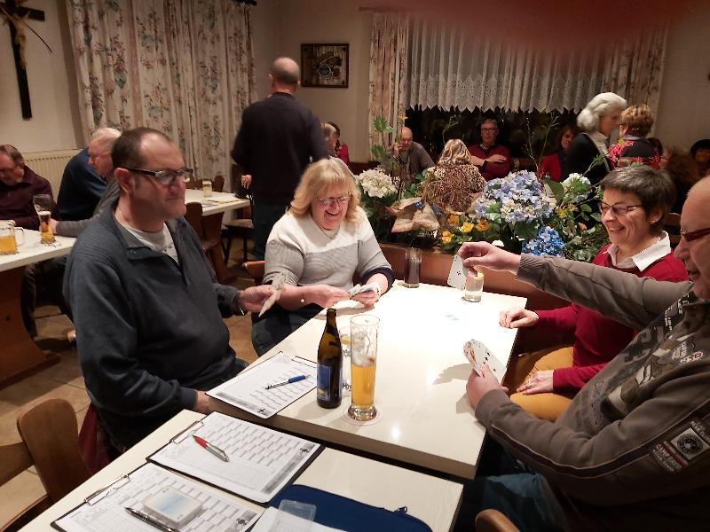 Neben Schafkopf soll künftig im Kaolinrevier auch Skat populär werden. Es spielen immer drei Personen am Tisch, der Geber setzt jeweils aus. Bild: Uschald - Foto von Uschald
