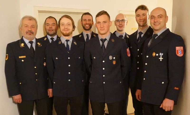 Bei der Jahreshauptversammlung im Gasthaus Schadl wählten die Weiherer Feuerwehrleute eine neue Führung. V. l.: KBR Fredi Weiß, KBM Marco Weiß, 2. Kommandant Philipp Birner, 1. Vorstand Michael Reif, Gerätewart Andi Losch, Kassier Sebastian Wendl, 2. Vorstand Tobias Schadl und 1. Kommandant Norbert Stangl. Nicht im Bild: Schriftführer Daniel Stiegler. - Foto von Werner Schulz
