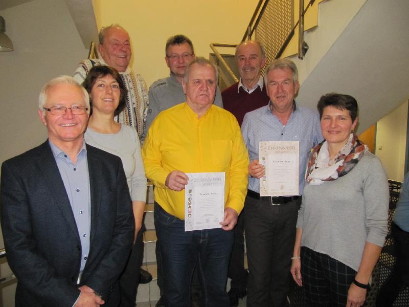 Die anwesenden Geehrten mit Vertretern der Vorstandschaft:
Vordere Reihe von Links: Vorstand Roland Maier, Beirätin Agnes Hierl, Hermann Meier, Hermann Siegert, 2.Vorsitzende Irmgard Sellmeyer,
dahinter von links: Albert Kraus, Thomas Eimer, Wolfgang Weih
 - Foto von Gerhard Fleischmann