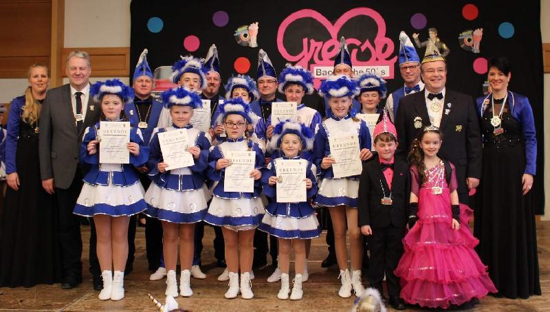 Zur Faschingseröffnung gab es beim Gardeball jede Menge Leistungsabzeichen für die Kinder- und Jugendgarde. 1. Reihe v. l.: Anna Wendl, Madlen Meier, Vanessa Gärtner, Laura Kellner, Marcella Baldauf, Prinz Jan I., Prinzessin Mara I., LVO-Schatzmeister Klaus Faltermeier, Garde-Chefin und Präsidentin Regina Merkl, 2. Reihe v. l.: Vizepräsidentin Michaela Meier, Landrat Richard Reisinger, Justin Hirschmann, Ramona Rösch, Vanessa  - Foto von Werner Schulz
