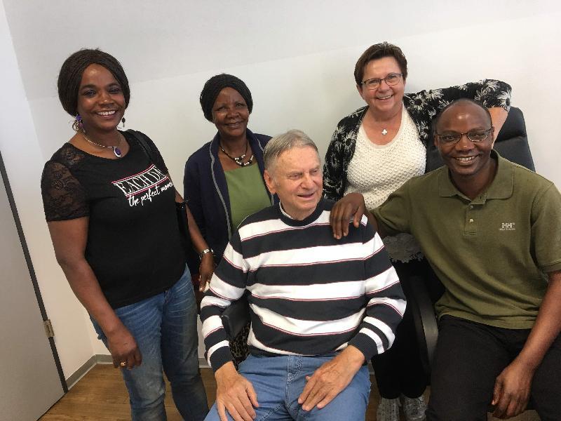 Über die erfolgreichen, dank Africa Luz kostenlosen Augenoperationen freuen sich mit dem dankbaren Patienten Spelatus Ambrose (r.) seine in Sulzbach-Rosenberg lebende Schwester Jane Legien, seine Mutter Goderiva Ambrose, die ehrenamtliche Africa-Luz-Geschäftsführerin Bärbel Birner und der Operateur, Professor Dr. Dieter Dausch (alle v. l.). - Foto von Werner Schulz