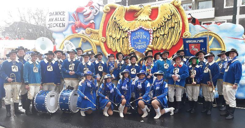 Zum 43. Mal ist der Musikzug heuer beim Rosenmontagzug in der rheinischen Karnevalsmetropole Düsseldorf mit von der Partie. Für die Musikerinnen, Musiker und Majoretten wird die Atmosphäre auf der 5,28 Kilometer langen, von begeisterten Jecken gesäumten Strecke wieder zu einem besonderen Erlebnis.  - Foto von Werner Schulz
