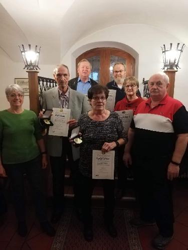 Ein wichtiger Tagesordnungspunkt bei der Jahreshauptversammlung des Wandervereins war die Ehrung langjähriger Mitglieder durch Vorstand Christian Renner (r.) und seine Stellvertreterin Christa Kindzorra (l.). Für 40 Jahre Vereinstreue wurde Andreas Zinkl (hinten l.) geehrt, für 25 Jahre Rolf Weber (vorne 2.v.l.), Lydia Weber (vorne Mitte), Christa Gebhardt (vorne 2.v.r.) und Hans Gebhardt (hinten r.). Nicht im Bild: Leonhard Hausknecht. - Foto von Leonhard Hausknecht