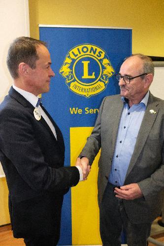 Der Governor im Distrikt 111 Bayern-Ost, Hüseyin Cakir (links), würdigte das schon 20jährige Engagement von Hans Fürnkäs als Club-Kassier und als Schatzmeister des Lions-Hilfswerks. Bild: Uschald

 - Foto von Uschald
