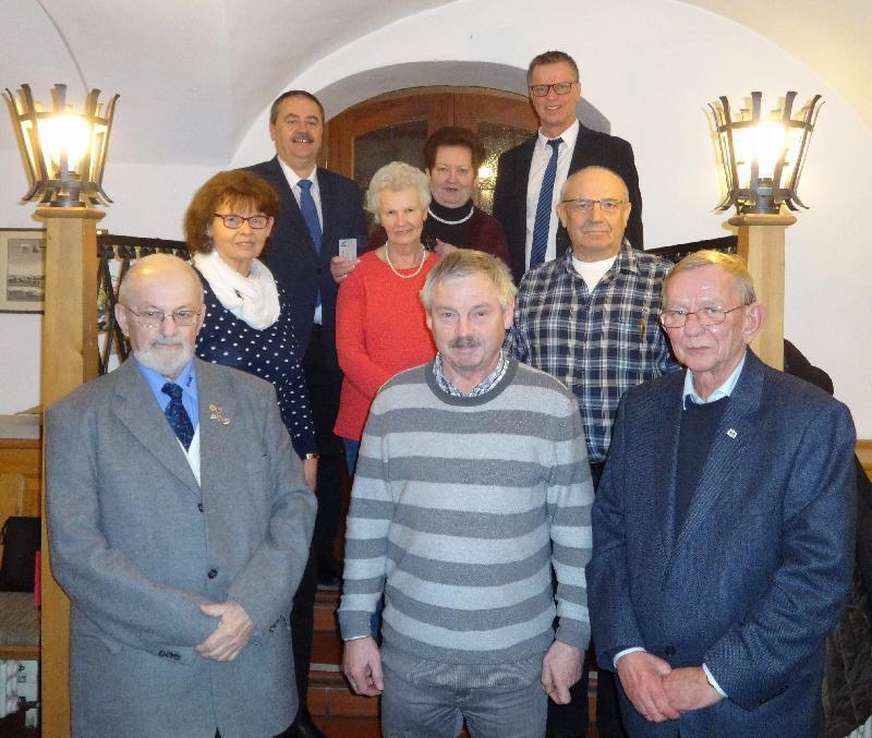 Ein wichtiger Tagesordnungspunkt der VdK-Jahreshauptversammlung war die Ehrung langjähriger und verdienter Mitglieder. Vorne v. l.: Ehrenvorsitzender Anton Eisert (30 J.), Helmut Falk (10 J.), Vorsitzender Leonhard Wischer, 2. Reihe: Hildegard Siegert, Margot Romeis und Johann Neger (alle 25 J.), hinten: Bürgermeister Peter Dotzler (Gebenbach), VdK-Kreisvorsitzende Marianne Kies-Baldasty und Bürgermeister Hermann Falk (Hirschau). - Foto von Werner Schulz