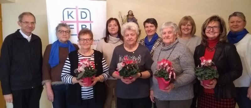 Für 25-jährige bzw. 40-jährige Treue zum Katholischen Frauenbund wurden einige Mitglieder beim Frauenfrühstück im Pfarrheim mit silbernen und goldenen Ehrennadeln ausgezeichnet. V. l.: Pfarrer und geistlicher Beirat Johann Hofmann, Irmgard Müller, Maria Ott (40 J.), Gerlinde Siegert, Margareta Schadl (40 J.), Irmgard Sellmeyer, Edith Hermann (40 J.), Maria Maier (25 J.), Luise Viehauser (25 j.) und stellv. Bezirksleiterin Kerstin Aufschneider. - Foto von Werner Schulz