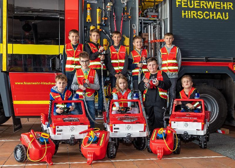 Ob kindgerechte Stahlrohre, Schläuche, Verteiler und Warnwesten oder Feuerwehrunimogs samt Löschanhänger – dank einer Reihe von Sponsoren sind die Feuerfunken perfekt ausgerüstet. Ab April gibt es bei der Kinderfeuerwehrgruppe wieder freie Plätze.  - Foto von Werner Schulz