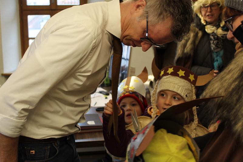 Als Wikinger verkleidet stürmten die Mädchen und Jungen des St. Wolfgang-Kindergartens am Unsinnigen Donnerstag das Rathaus. Wie sollte es anders sein. Bürgermeister Hermann Falks Krawatte wurde als zu lang empfunden und ratsch auf modische Länge gekürzt. - Foto von Werner Schulz