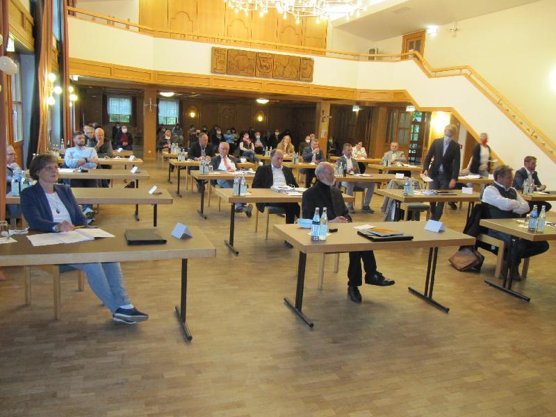 Das Saal des Josefshaus diente in ungewohnt distanzierter Sitzreihung der konstituierenden Sitzung des Hirschauer Stadtrates als Tagungsort. Vom Flair des historischen Hirschau Sitzungssaal war das weit weg. - Foto von Gerhard Fleischmann