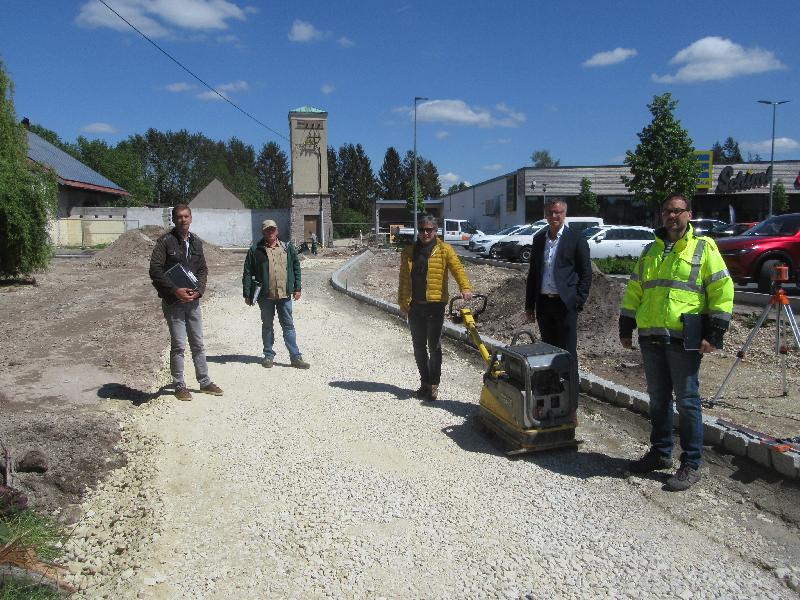 Edekaumfeld von links nach rechts: Das wird ein schönes Plätzchen am Rande der Hirschauer Altstadt. Darin sind sich Landschaftsarchitekt Siegfried Lösch, Landschaftsarchitekt Jochen Schmidt, GaLABau Schmidt, Architekt Helmut Robl, Erster Bürgermeister Hermann Falk, Thomas Dotzler, Technisches Bauamt der Stadt einig - Foto von Gerhard Fleischmann