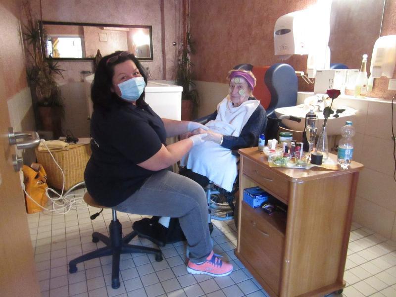 Um den Bewohner*innen den Alltag zu Corona-Zeiten so angenehm wie möglich zu gestalten, lässt sich das Evergreen-Betreuungsteam allerhand einfallen, z.B. einen Aufenthalt in der Wellness-Oase. Zum Programm von Jana Schweier (l.) gehören Gesichtsmasssagen und die Hans- und Fingernagelpflege genauso wie das Verpassen einer Top-Frisur. Nicht nur Renate Hautmann (r.) ließ sich derart verwöhnen.

 - Foto von Werner Schulz