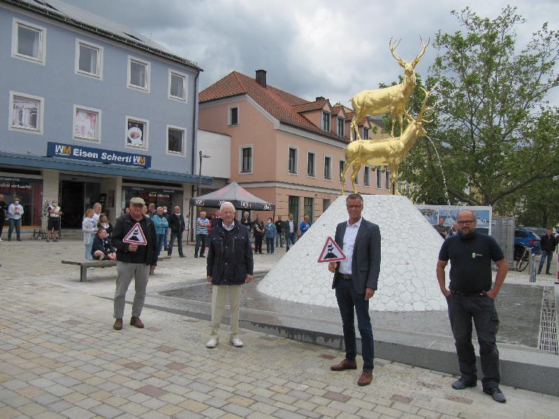 Endlich speien die Hirsche die Stunden. Zufriedene Gesichter  bei der improvisierten Brunneninbetriebnahme am Hirschauer Marktplatz. Vor links: Künstler Wilhelm Koch, Sonsor Ehrenbürger Klaus Conrad, 1.Bürgermeister Hermann Falk, Benedikt Thorwart , Brunnentechniker. - Foto von Gerhard Fleischmann