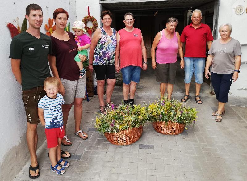 Alljährlich treffen sich am Vorabend des Feiertags Mariä Himmelfahrt Mitglieder des Heimat- und Trachtenvereins im Anwesen von Edwin und Anna Maria Steinl zum Binden der Kräuterbuschen, die tags darauf in der Stadtpfarrkirche von Ruhestandspfarrer Konrad Kummer gesegnet werden. V. l.: Vorstand Michael Meier, Emil, Silke und Paula Dolles, Sieglinde und Christian Meier, Anna Maria Steinl, Alfred Naber und Helga Zach. - Foto von Werner Schulz