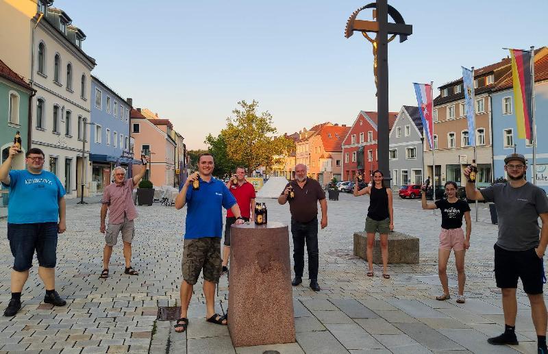 Erstmals in seiner 45-jährigen Geschichte musste das Marktplatzfest des Musikzuges abgesagt werden. Der Grund: Covid 19. Das Organisationsteam traf sich zur normalen Festeröffnungszeit auf dem Marktplatz zu einem „Pollerseidl“. V. l.: Michael Knietsch, Brauerei-Chef Franz Dorfner, Vorstand Maximilian Stein, Ludwig Stein, Werner Stein, Heike Giehrl, Marie Giehrl und Erik Remhof. - Foto von Werner Schulz