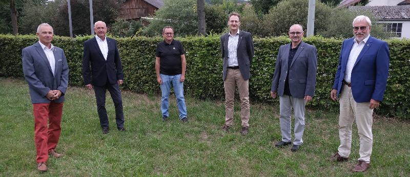 Sie leiten für ein Jahr die Geschicke des Lions-Clubs Amberg-Sulzbach (von
links): Präsident Fritz Kammerer, 1. Vizepräsident Gustl Walleter, Mitgliedschaftsbeauftragter Dr. Johann Frank, Clubsekretär Dr. Stefan Huber, Schatzmeister Hans Fürnkäs und Past-Präsident Peter Rückerl. Bild: Uschald
 - Foto von Uschald