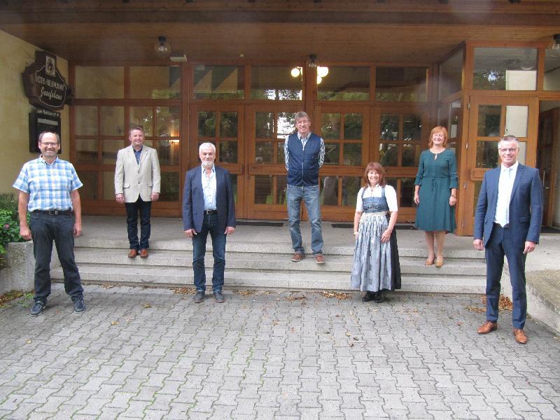 Die im Frühsommer ausgeschiedenen Hirschauer Stadträte von links: Michael Högl, Stefan Bauer, Franz Birner, Günther Schuster, Brigitte Groher, Kerstin Ackermann, 1.Bürgermeister Hermann Falk - Foto von Gerhard Fleischmann