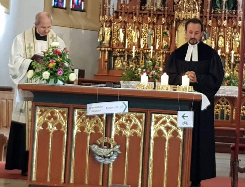 Dem gelungenen Auftakt im Schulhaus folgte für jede ABC-Schützen-Klasse ein stimmungsvoller ökumenischer Wortgottesdienst in der Stadtpfarrkirche Mariä Himmelfahrt, gestaltet von Stadtpfarrer Johann Hofmann (l.) und Pfarrer Stefan Fischer (r.). - Foto von Werner Schulz