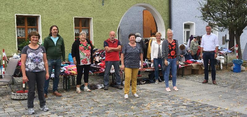 Mit ihrem 43. Herbst-Flohmarkt stellte die CSU-Frauen-Union erneut unter Beweis, dass für sie das „C” und „S” im Parteinamen Verpflichtung bedeutet, sich sozial zu engagieren. V. l.: Rita Beck, Lothar Strobl, Renée Ehringer-Hoffmann, Dieter Hoffmann, 2. Bürgermeisterin Bärbel Birner, Rosi Schönberger, FU-Vorsitzende Stadträtin Michaela Meier und Bürgermeister Hermann Falk. Nicht im Bild vom FU-Team: Kerstin Ackermann, Birgit Birner und Gisela König. - Foto von Werner Schulz
