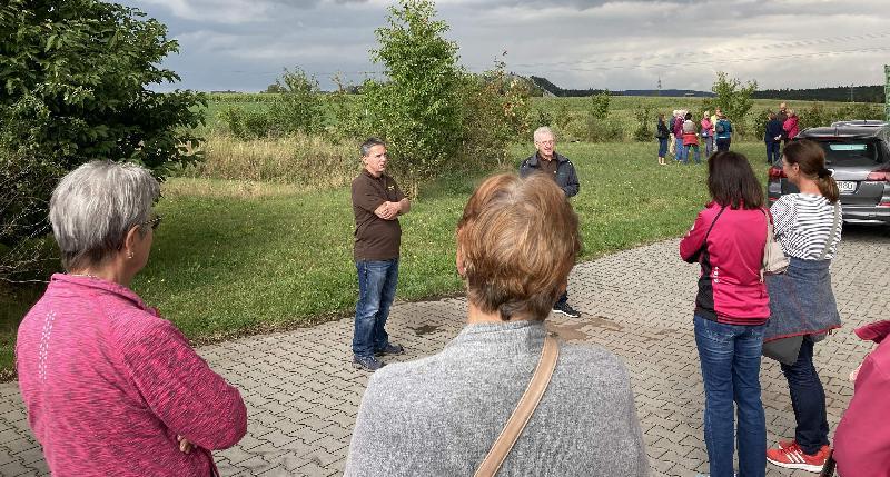Höchst informativ war für 25 Mitglieder des Katholischen Frauenbundes die Besichtigung der Biogasanlage Weiher-Kricklhof der WK Energie GmbH & Co. KG. Vor und beim Rundgang erläuterten ihnen Geschäftsführer Laurenz Beck (2. v. l.) sowie die Gesellschafter Hermann Ott (l.) und Werner Wendl (hinten r.) das Konzept der Anlage. Nicht im Bild die Gesellschafter Karl Hanauer und Norbert Stangl sowie der neu hinzugekommene Gesellschafter Michael Beck. - Foto von Werner Schulz