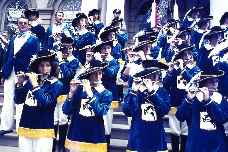 Vor dem New Yorker Rathaus hatte der Musikzug am 19. September 1975 seinen ersten Auftritt in einem anderen Erdteil. - Foto von Werner Schulz