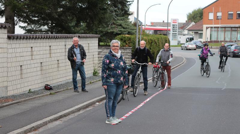 Um Radfahren in Hirschau attraktiver und sicherer zu machen, erörterte die SPD-Stadtratsfraktion die Anbringung eines Schutzstreifens in der Nürnberger Straße.
Im Bild von vorne: Claudia Stein, Rudi Wild, Günther Amann, SPD-Fraktionssprecher Josef Birner . - Foto von Günther Amann