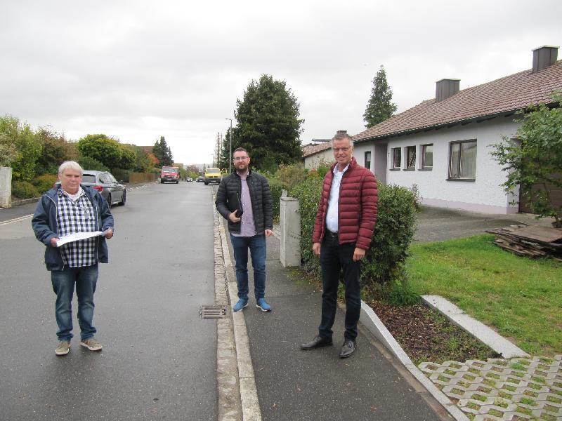 In der Siedlung bespechen Stefan Bergler bund Tobias Henfling das Projekt Gasanschluß in der Kahlhofsiedlung mit 1.Bürgermeister Hermann Falk. - Foto von Gerhard Fleischmann