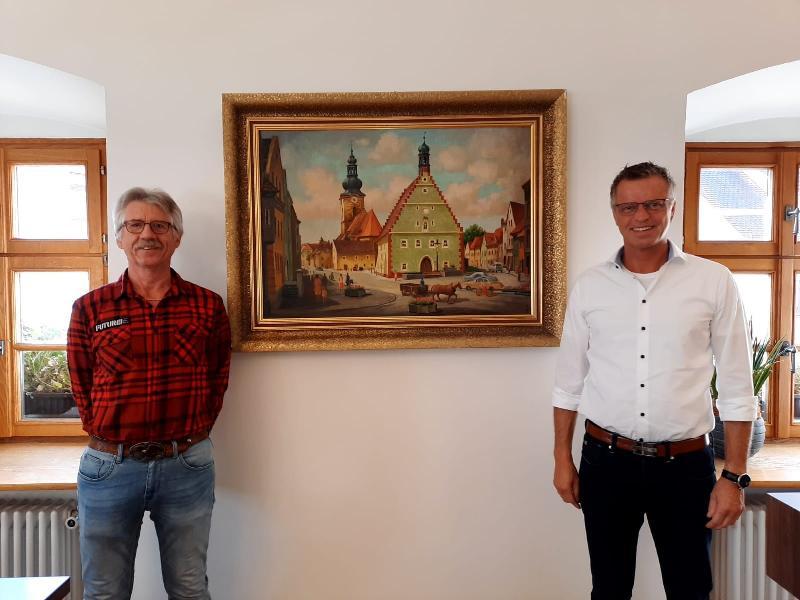 Manfred Kindzorra links, übernimmt das Amt des Wanderbeauftragten in Hirschau für diese Wahlperiode - Foto von Gerhard Fleischmann
