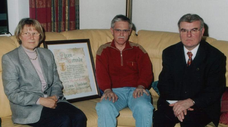 Von 1984 bis 2003, als ihn gesundheitliche Gründe zur Aufgabe sein Amt als Chorleiter aufgeben musste, verstand es Michael Kallert (Mitte) bestens, die Sänger und Sängerinnen des Männergesangvereins und des Gemischten Chores für den Chorgesang zu begeistern. Für seine Verdienste wurde er zum Ehrenchorleiter ernannt. Am 5. Oktober verstarb er im Alter von 66 Jahren. Mit im Bild die damaligen Vorsitzenden Günter Übelacker (r.) und Anita Moosburger (l.). - Foto von Werner Schulz