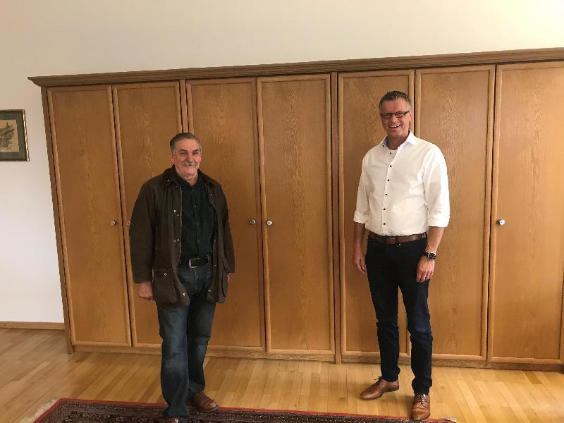 1.Bürgermeister Hermann Falk freut sich dass Sepp Strobl auch die kommenden sechs Jahre das Amt des Stadtheimatpflegers übernimmt. - Foto von Gerhard Fleischmann