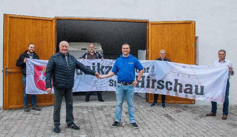 Der Musikzug hat seinen neuen Lagerraum unter der Tribüne des Festspielvereins bezogen. Altbürgermeister Hans Drexler (vorne l.) übergab den Schlüssel an Maximilian Stein (vorne r.). Bei der Übergabezeremonie gab es für den Musikzug eine freudige Überraschung. Markus Nagler (hinten r.) spendierte ein nagelneues Banner. Mit im Bild (hinten v. l.): Dirigent Wolfgang Vögele, NBMB-Kreisvorsitzender Werner Stein und Schatzmeisterin Erika Weidner - Foto von Werner Schulz