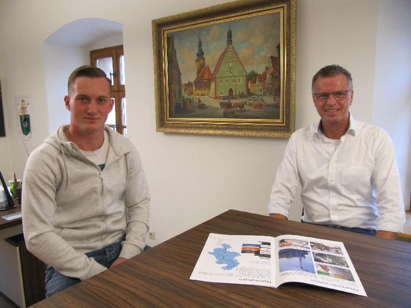 Andreas Losch bespricht mit 1.Bürgermeister Hermann Falk erste Ideen zum Amt des Hirschauer Jugendbeauftragten - Foto von Gerhard Fleischmann