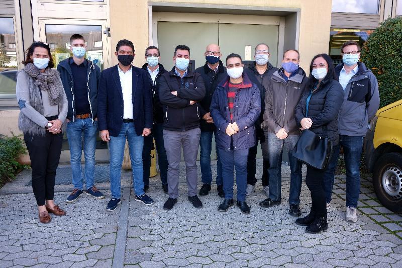 Busunternehmen und Speditionen warten dringend auf Nachwuchs bei LKW- und Busfahrern. Diese Gruppe nahm erfolgreich an einer beschleunigten Grundqualifizierung teil. Es bestehen sehr gute Aussichten auf Festanstellung, wie lokale Firmenvertreter versicherten. Bild: Uschald - Foto von Uschald