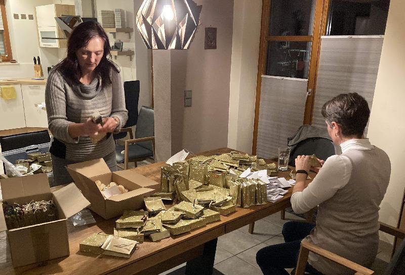 Die Vorsitzenden Gerlinde Siegert (l.) und Irmgard Sellmeyer (r.) verpacken die Weihnachtsgeschenke für ihre 223 Frauenbundmitglieder. - Foto von Werner Schulz
