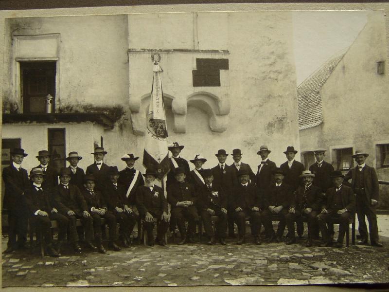1910 wurde das 50-Jährige groß gefeiert. Stolz stellten sich die Kolpingssöhne zum Gruppenbild. - Foto von Repros Werner Schulz