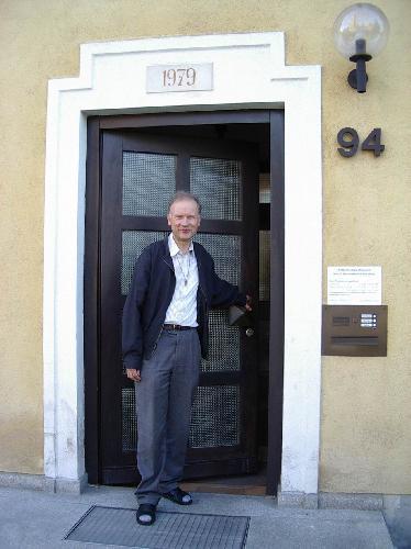 Am 23. November 1980 wurde der neue Pfarrhof der katholischen Stadtpfarrei eingeweiht. Als erster Hausherr zog Stadtpfarrer Edwin Völkl ein. Ihm folgte von 1989 bis Ende August 2003 Stadtpfarrer Norbert Demleitner, vom 1. September 2003 bis 31. August 2019 Stadtpfarrer Hans-Peter Bergmann (im Bild). Nach 40 Jahren bedarf das Pfarrhaus einer umfassenden Sanierung. - Foto von Werner Schulz