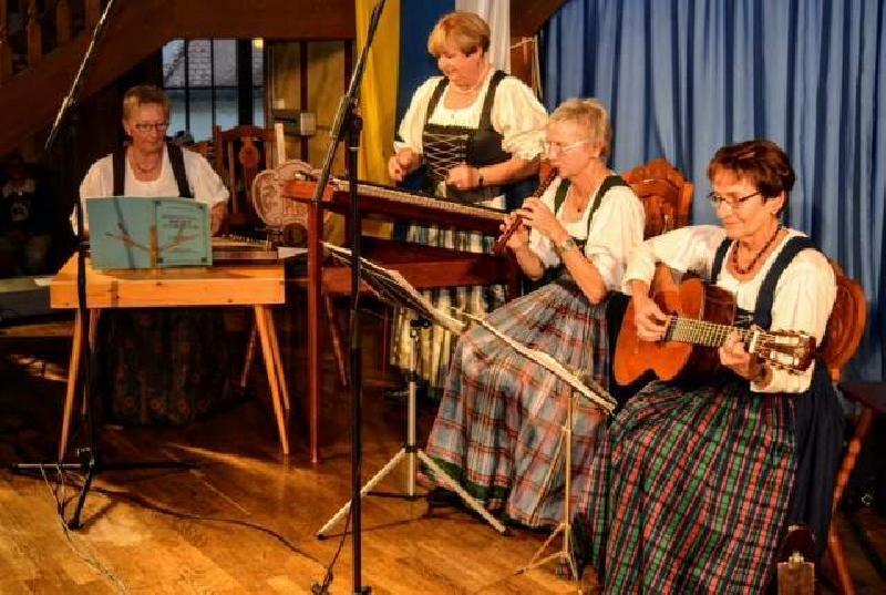 Herausragendes Ereignis der letzten Jahre war für die Hirschauer Hausmusik ihr Auftritt beim Oberpfalztag in München im November 2017. V. r.: Inge Mangelberger, Gabi Meindl, Martha Pruy und Luzia Dietz. Links mit im Bild: Stadt-Heimatpfleger Sepp Strobl. - Foto von W