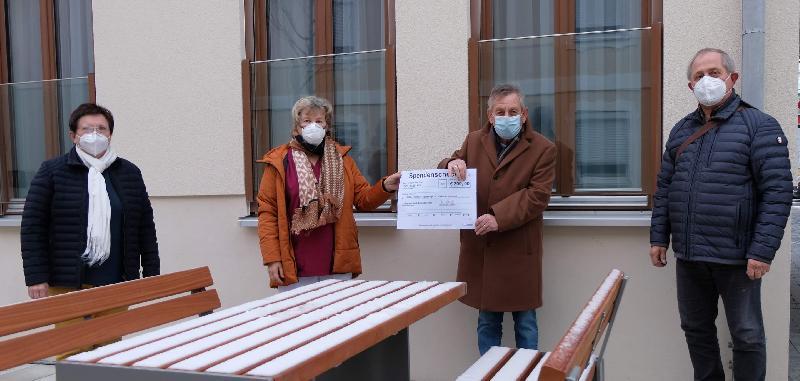 Wie in den beiden Vorjahren nahmen der Vorsitzende des Förderkreises Altenhilfe Werner Schulz (2.v.r), 2. Bürgermeisterin Bärbel Birner (l.) und Schatzmeister Reinhold Birner (r.) den Namenstag der Hl. Barbara zu Anlass, der Einrichtung eine vorweihnachtliche Freude zu bereiten. Sie überreichten an Leiterin Birgit Seidl (2.v.l.) eine 200-Euro-Spende. Mit ihr sollen der Christbaum des Hauses und andere kleine Wünsche finanziert werden. - Foto von Werner Schulz