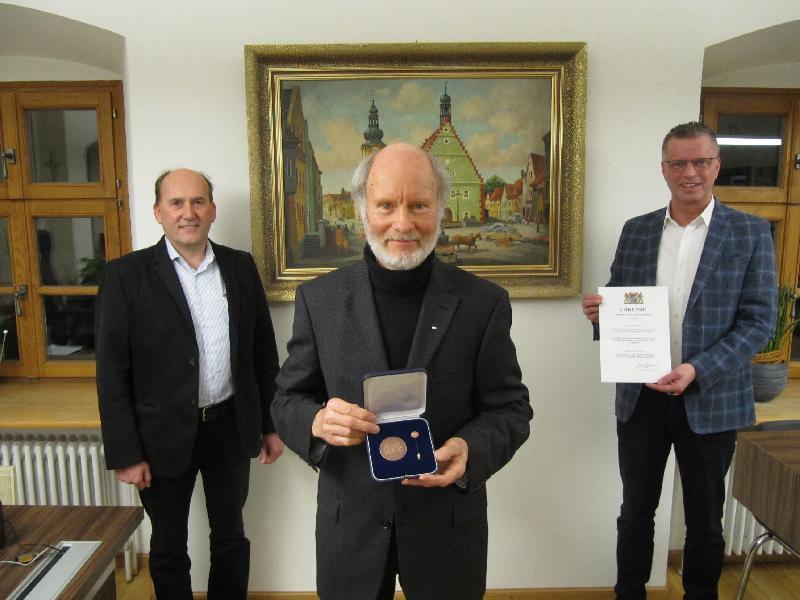 Zusammen mit dem Sprecher der SPD-Stadtratsfraktion Josef Birner, links zeichnete 1.Bürgermeister Hermann Falk rechts den derzeit dienstältesten Hirschauer Stadtrat Günther Amann im Auftrag von Innenminister Joachim Herrmann mit der kommunalen Verdienstmedaille des Freistaates Bayern in Bronze aus. - Foto von Gerhard Fleischmann