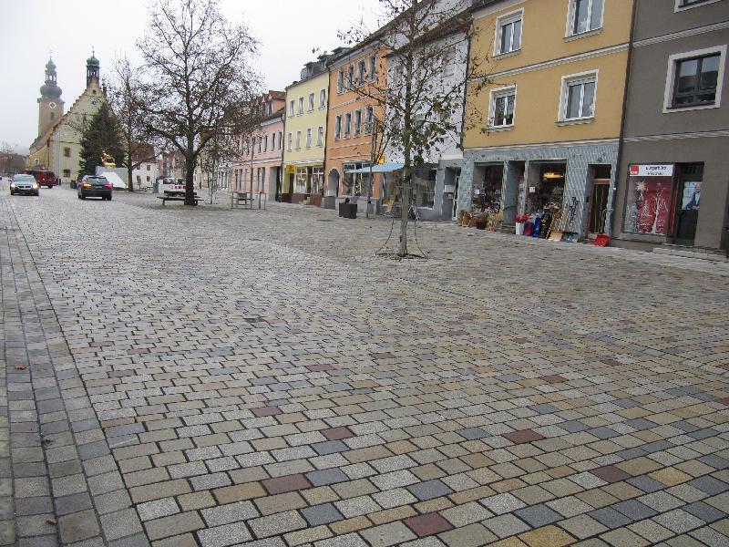 Seit Anfang 2016 herrscht auf dem gesamten Marktplatz Parkverbot. Trotzdem werden täglich auf der nördlichen Seite des östlichen Marktplatzabschnitts reihenweise Fahrzeuge abgestellt. Die CSU-Fraktion will auf diesem Abschnitt zum Nutzen der Bürger*innen und der Geschäftsleute mindestens sechs zusätzliche Parkplätze schaffen und hat einen entsprechenden Antrag im Stadtrat eingereicht. - Foto von Werner Schulz
