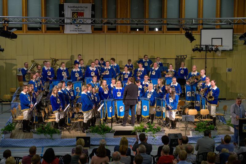 Seit 1982 zählt es zu den absoluten Top-Veranstaltungen des Hirschauer Kulturlebens – das Osterkonzert des Musikzugs. Das Corona-Virus erzwang heuer dessen Absage. Dirigent Wolfgang Vögele und sein Orchester hoffen darauf, dem Publikum am Ostersonntag 2021 in der Schulturnhalle wieder ein anspruchsvolles Programm präsentieren zu können - Foto von Werner Schulz