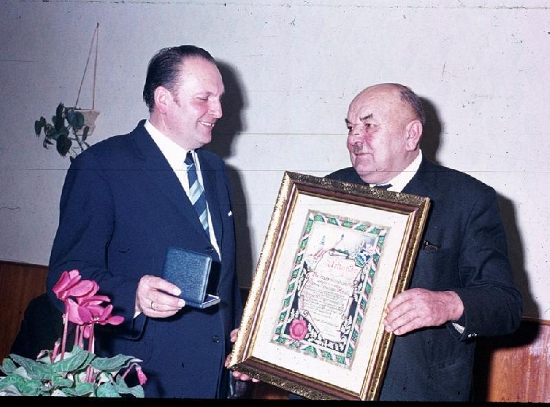 Vor 50 Jahren, am 1. Januar 1971, wurde die Gemeinde Ehenfeld in die Stadt Hirschau eingegliedert. Die Bürgermeister und Cousins Willi Bösl (l.) und Sebastian Reich (r.) waren die „Architekten“ der Fusion. In seiner ersten Sitzung nach der Eingliederung verlieh der Stadtrat Sebastian Reich, der 18 Jahre als Bürgermeister Ehenfelds Geschicke leitete, die silberne Bürgermedaille und den Ehrentitel Altbürgermeister. - Foto von Werner Schulz