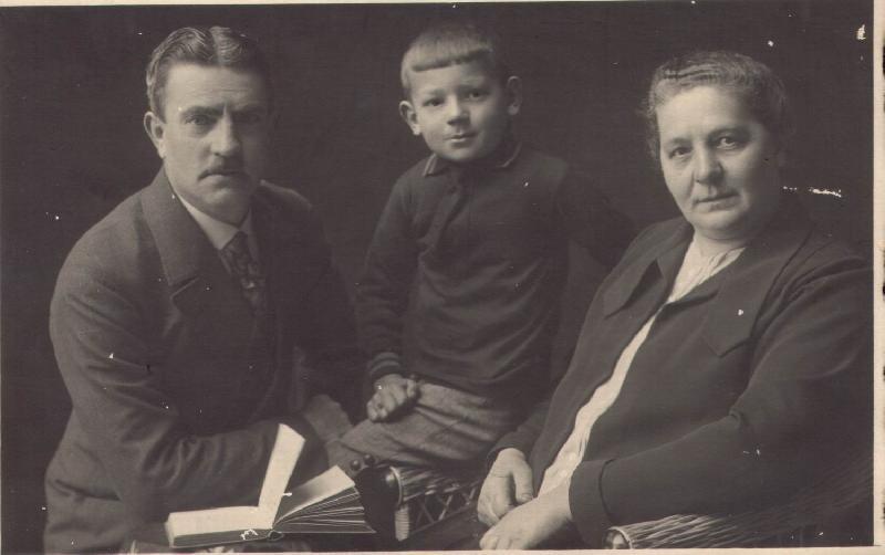 Schneidermeister Anselm Freimuth (l.) lud am 7. Januar 1946 zur Gründung der Christlich Sozialen Einheit (CSE) in den Fahnensaal des Kommunbrauhauses ein. 47 Männer folgten der Einladung. 36 von ihnen wählten eine 16-köpfige Kandidatenliste für die Stadtratswahl am 27. Januar 1946. Mit im Bild: Ehefrau Barbara und Sohn Paul, der 1955 seinem Vater als CSU-Ortsvorsitzender nachfolgte, von 1956 bis 1978 dem Stadtrat angehörte und von 1960 bis 1972 Hirschaus 2. Bürgermeister war. - Foto von Werner Schulz